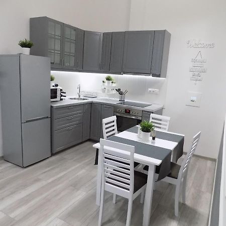 A10 Alkotmany B Apartment Budapest Eksteriør billede