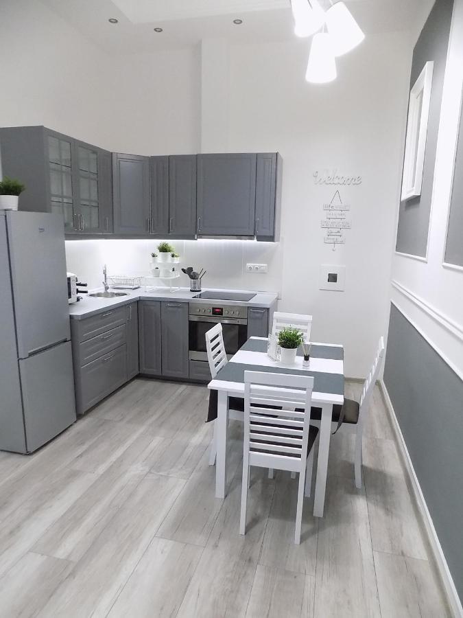 A10 Alkotmany B Apartment Budapest Eksteriør billede